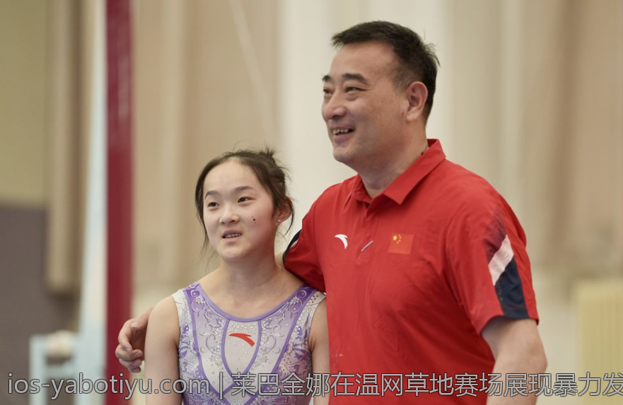 莱巴金娜在温网草地赛场展现暴力发球技巧